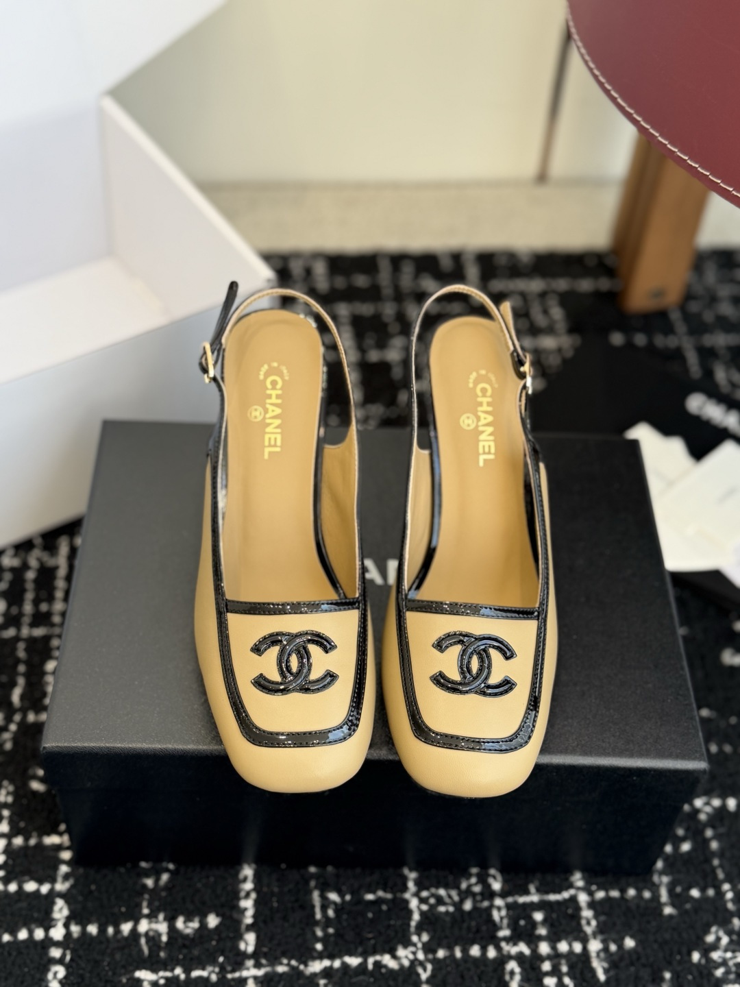 代购级 Chanel26SS新款方头拼色 后空凉鞋 经典方头鞋型自带复古高级感，拼色设计瞬间点亮整体造型，把香奈儿的品牌