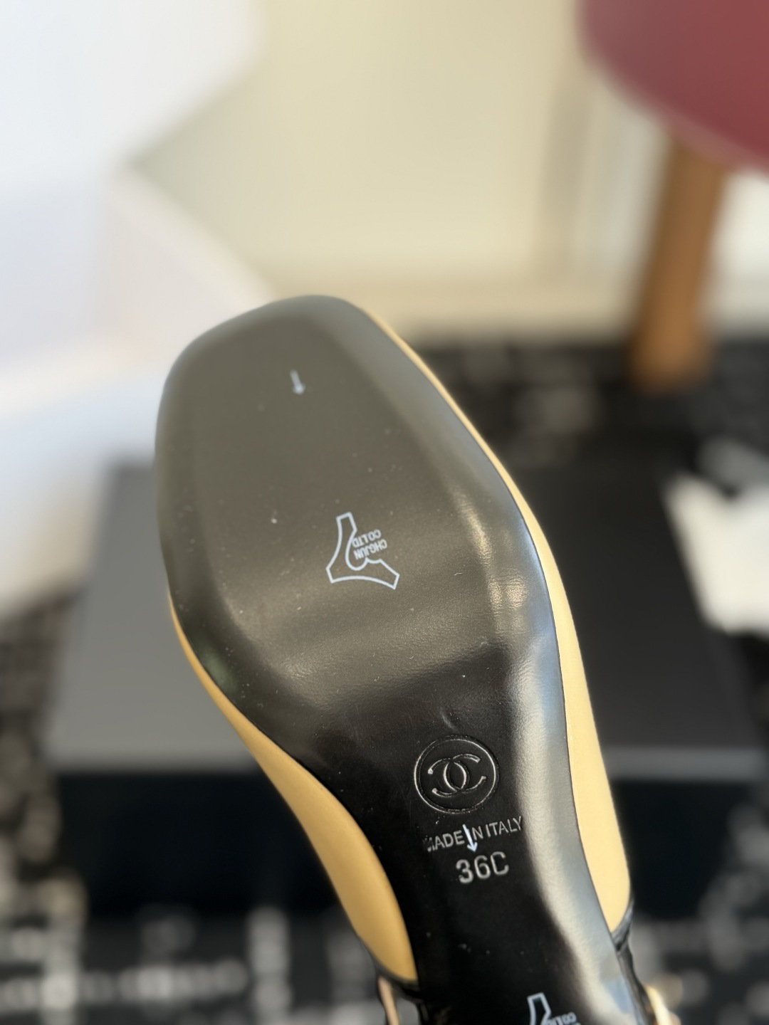 代购级 Chanel26SS新款方头拼色 后空凉鞋 经典方头鞋型自带复古高级感,拼色设计瞬间点亮整体造型,把香奈儿的品牌 代购级 Chanel26SS新款方头拼色 后空凉鞋 经典方头鞋型自带复古高级感,拼色设计瞬间点亮整体造型,把香奈儿的品牌