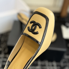 代购级 Chanel26SS新款方头拼色 后空凉鞋 经典方头鞋型自带复古高级感,拼色设计瞬间点亮整体造型,把香奈儿的品牌 代购级 Chanel26SS新款方头拼色 后空凉鞋 经典方头鞋型自带复古高级感,拼色设计瞬间点亮整体造型,把香奈儿的品牌