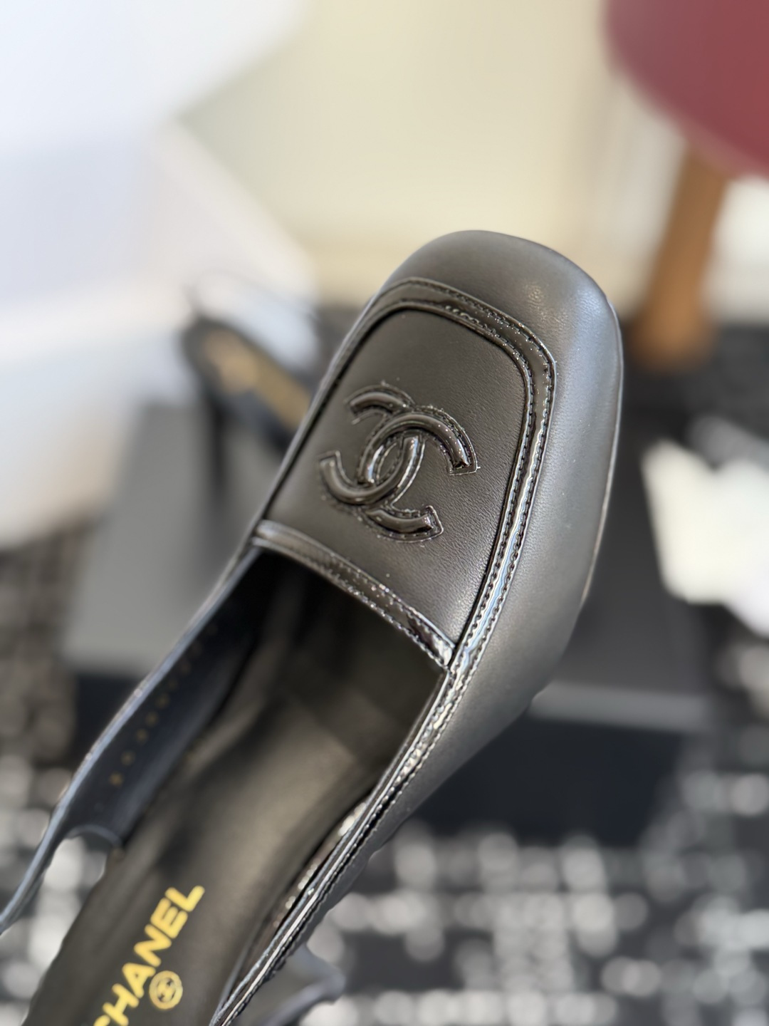 代购级 Chanel26SS新款方头拼色 后空凉鞋 经典方头鞋型自带复古高级感,拼色设计瞬间点亮整体造型,把香奈儿的品牌 代购级 Chanel26SS新款方头拼色 后空凉鞋 经典方头鞋型自带复古高级感,拼色设计瞬间点亮整体造型,把香奈儿的品牌