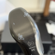 代购级 Chanel26SS新款方头拼色 后空凉鞋 经典方头鞋型自带复古高级感,拼色设计瞬间点亮整体造型,把香奈儿的品牌 代购级 Chanel26SS新款方头拼色 后空凉鞋 经典方头鞋型自带复古高级感,拼色设计瞬间点亮整体造型,把香奈儿的品牌