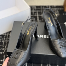 代购级 Chanel26SS新款方头拼色 后空凉鞋 经典方头鞋型自带复古高级感,拼色设计瞬间点亮整体造型,把香奈儿的品牌 代购级 Chanel26SS新款方头拼色 后空凉鞋 经典方头鞋型自带复古高级感,拼色设计瞬间点亮整体造型,把香奈儿的品牌
