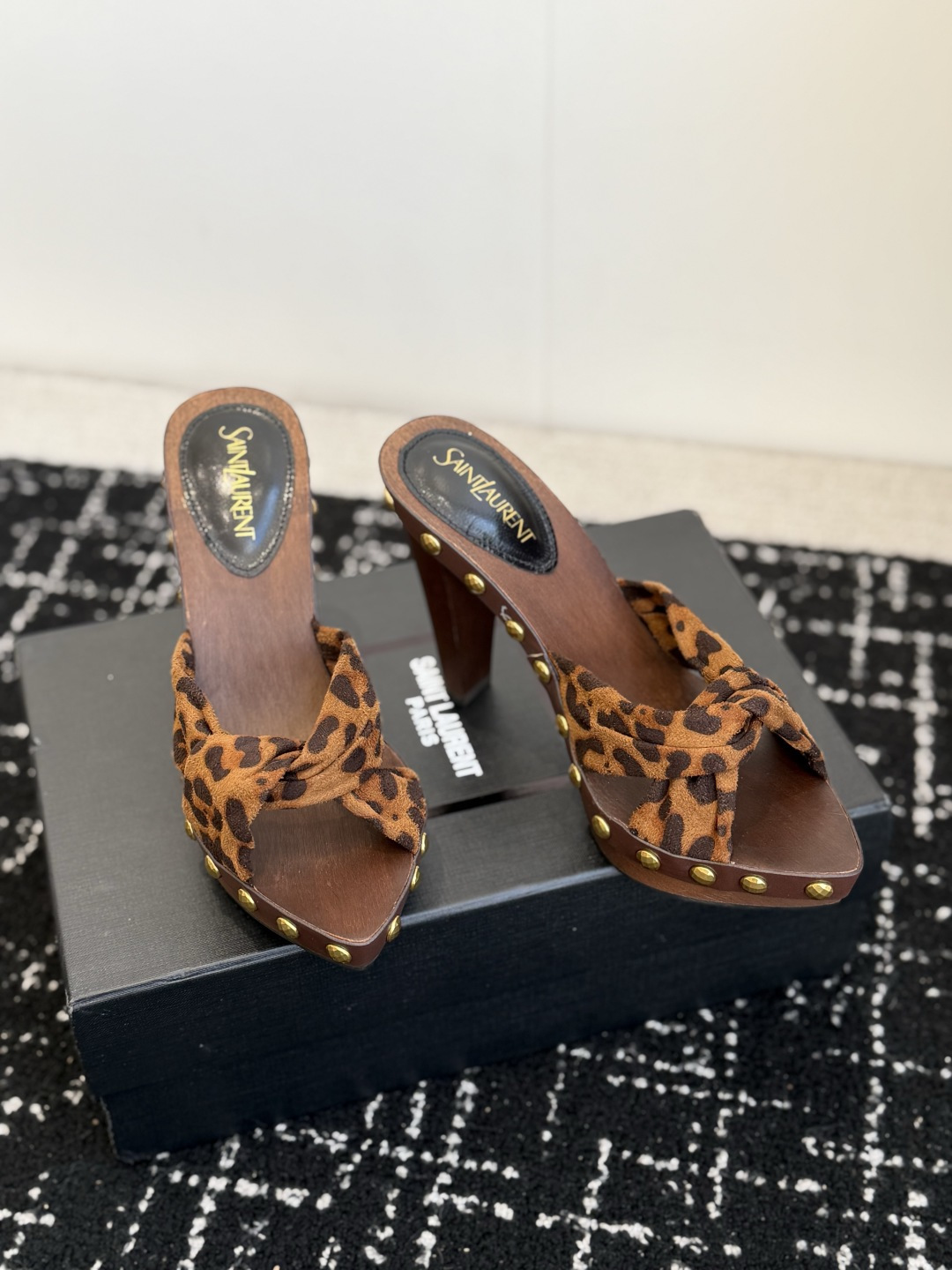 代购级 Saint LaurentYSL 26ss最新走秀时装 水台高跟凉拖鞋 顶级品质 轻奢而不累脚、上脚可随意搭配春 代购级 Saint LaurentYSL 26ss最新走秀时装 水台高跟凉拖鞋 顶级品质 轻奢而不累脚、上脚可随意搭配春