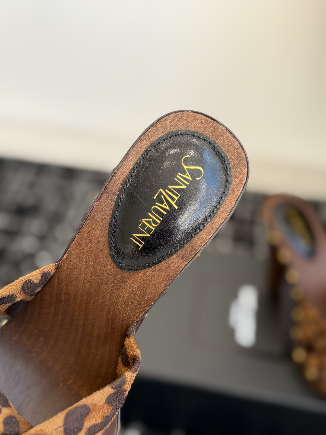 代购级 Saint LaurentYSL 26ss最新走秀时装 水台高跟凉拖鞋 顶级品质 轻奢而不累脚、上脚可随意搭配春 代购级 Saint LaurentYSL 26ss最新走秀时装 水台高跟凉拖鞋 顶级品质 轻奢而不累脚、上脚可随意搭配春