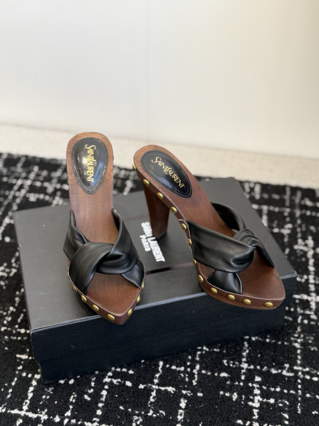 代购级 Saint LaurentYSL 26ss最新走秀时装 水台高跟凉拖鞋 顶级品质 轻奢而不累脚、上脚可随意搭配春 代购级 Saint LaurentYSL 26ss最新走秀时装 水台高跟凉拖鞋 顶级品质 轻奢而不累脚、上脚可随意搭配春