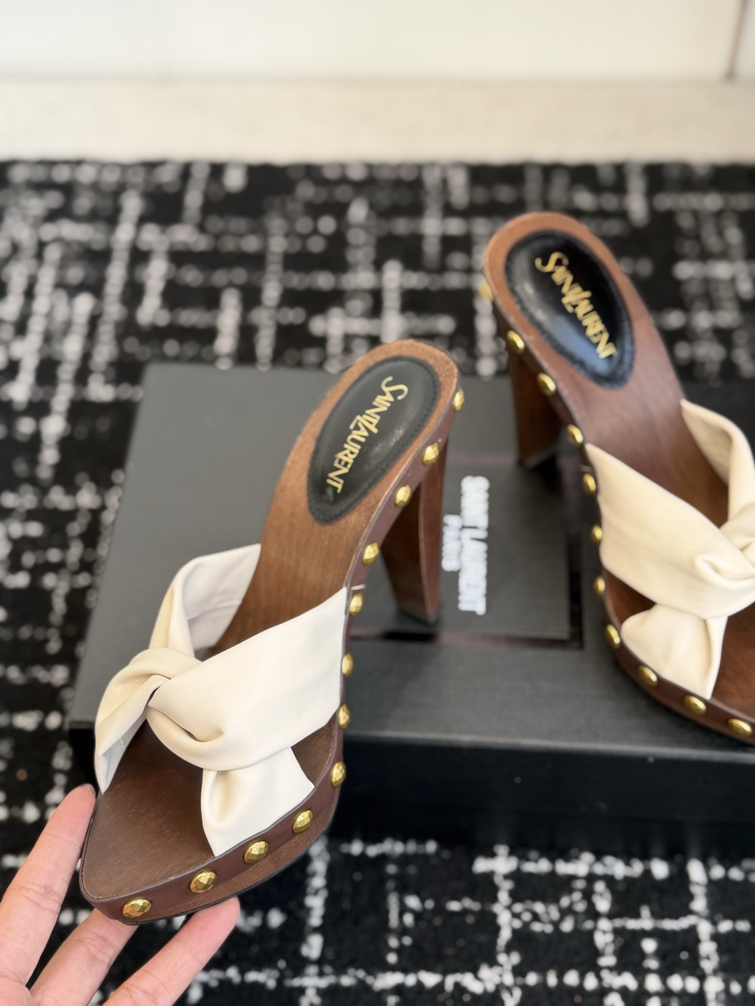 代购级 Saint LaurentYSL 26ss最新走秀时装 水台高跟凉拖鞋 顶级品质 轻奢而不累脚、上脚可随意搭配春 代购级 Saint LaurentYSL 26ss最新走秀时装 水台高跟凉拖鞋 顶级品质 轻奢而不累脚、上脚可随意搭配春