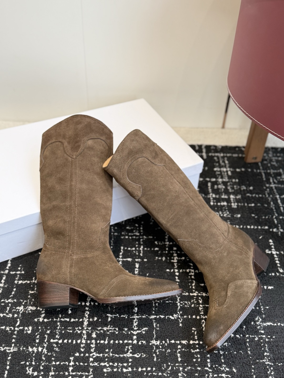 代购级 Celine 赛琳 26ss秋冬新品 复古粗跟 切尔西 尖头 长靴 高靴 骑士靴 塞琳这一季好看的款式真的是很多 代购级 Celine 赛琳 26ss秋冬新品 复古粗跟 切尔西 尖头 长靴 高靴 骑士靴 塞琳这一季好看的款式真的是很多