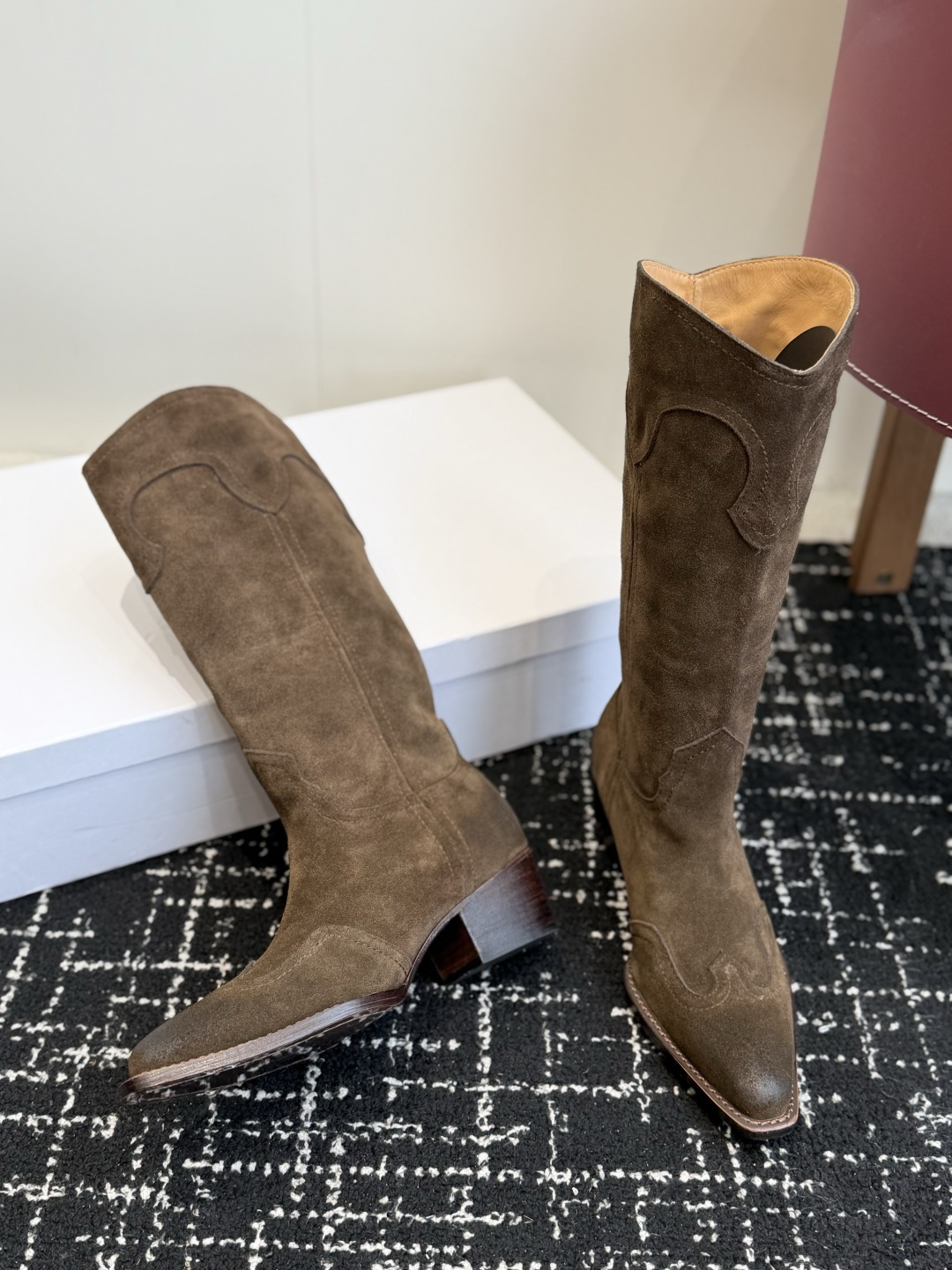代购级 Celine 赛琳 26ss秋冬新品 复古粗跟 切尔西 尖头 长靴 高靴 骑士靴 塞琳这一季好看的款式真的是很多 代购级 Celine 赛琳 26ss秋冬新品 复古粗跟 切尔西 尖头 长靴 高靴 骑士靴 塞琳这一季好看的款式真的是很多