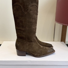 代购级 Celine 赛琳 26ss秋冬新品 复古粗跟 切尔西 尖头 长靴 高靴 骑士靴 塞琳这一季好看的款式真的是很多 代购级 Celine 赛琳 26ss秋冬新品 复古粗跟 切尔西 尖头 长靴 高靴 骑士靴 塞琳这一季好看的款式真的是很多