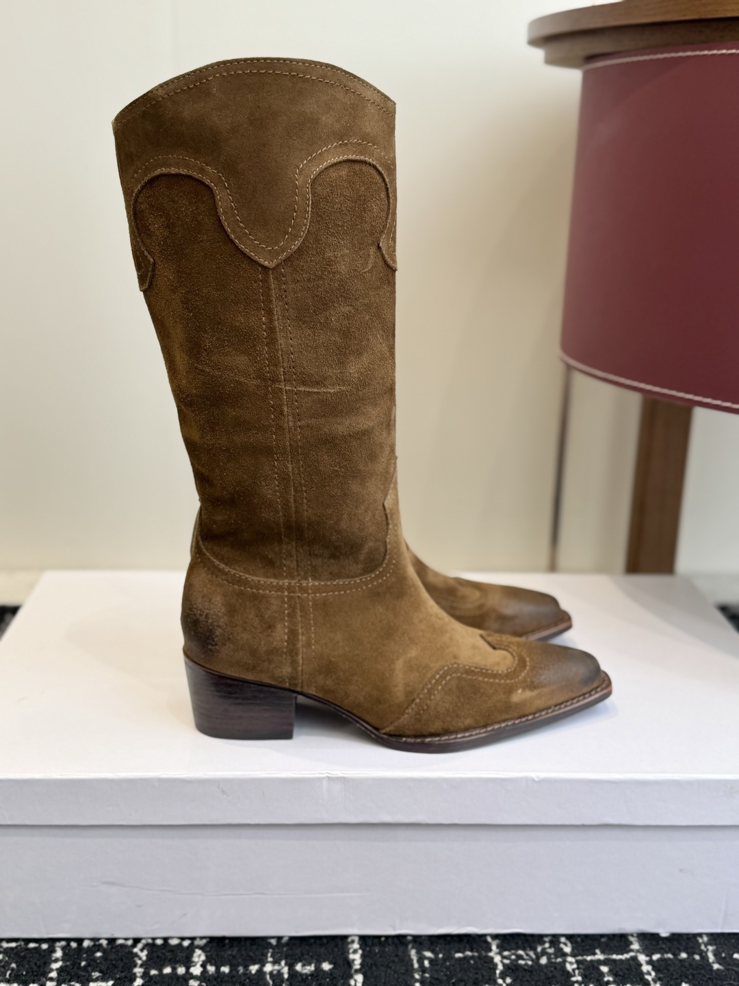 代购级 Celine 赛琳 26ss秋冬新品 复古粗跟 切尔西 尖头 长靴 高靴 骑士靴 塞琳这一季好看的款式真的是很多 代购级 Celine 赛琳 26ss秋冬新品 复古粗跟 切尔西 尖头 长靴 高靴 骑士靴 塞琳这一季好看的款式真的是很多