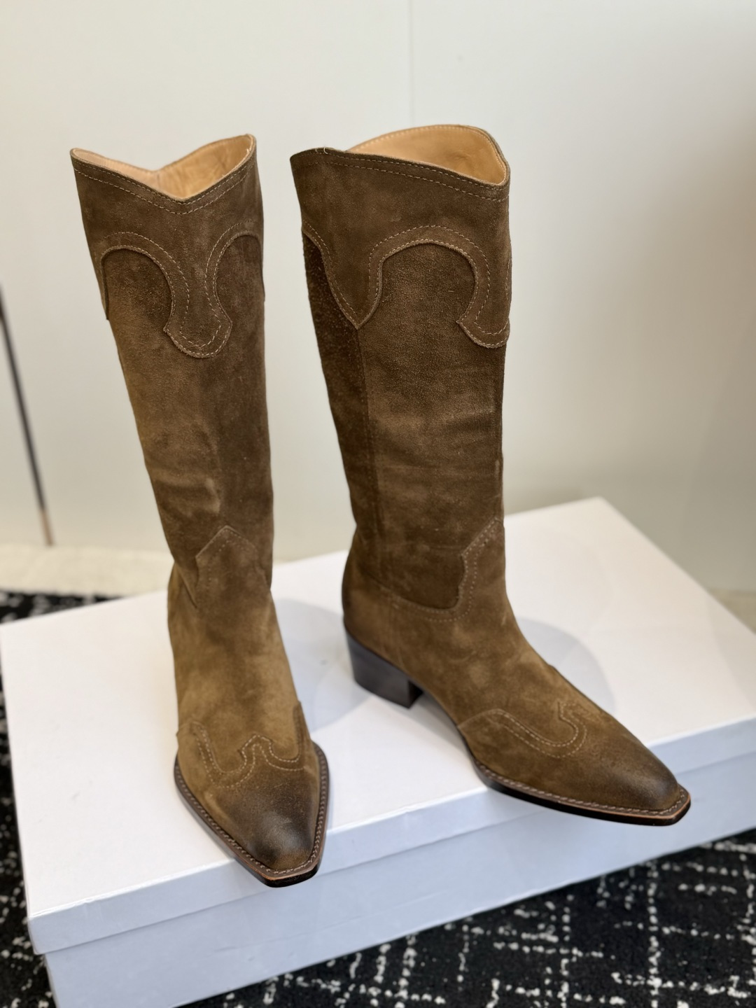 代购级 Celine 赛琳 26ss秋冬新品 复古粗跟 切尔西 尖头 长靴 高靴 骑士靴 塞琳这一季好看的款式真的是很多 代购级 Celine 赛琳 26ss秋冬新品 复古粗跟 切尔西 尖头 长靴 高靴 骑士靴 塞琳这一季好看的款式真的是很多