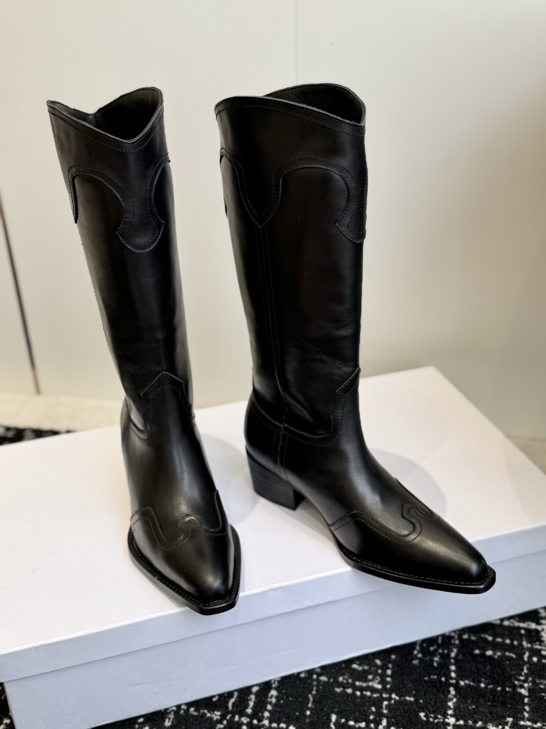 代购级(黑皮) Celine 赛琳 26ss秋冬新品 复古粗跟 切尔西 尖头 长靴 高靴 骑士靴 塞琳这一季好看的款式真 代购级(黑皮) Celine 赛琳 26ss秋冬新品 复古粗跟 切尔西 尖头 长靴 高靴 骑士靴 塞琳这一季好看的款式真