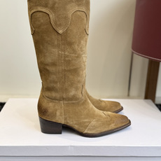 代购级 Celine 赛琳 26ss秋冬新品 复古粗跟 切尔西 尖头 长靴 高靴 骑士靴 塞琳这一季好看的款式真的是很多 代购级 Celine 赛琳 26ss秋冬新品 复古粗跟 切尔西 尖头 长靴 高靴 骑士靴 塞琳这一季好看的款式真的是很多