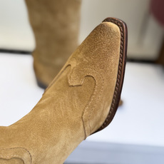 代购级 Celine 赛琳 26ss秋冬新品 复古粗跟 切尔西 尖头 长靴 高靴 骑士靴 塞琳这一季好看的款式真的是很多 代购级 Celine 赛琳 26ss秋冬新品 复古粗跟 切尔西 尖头 长靴 高靴 骑士靴 塞琳这一季好看的款式真的是很多