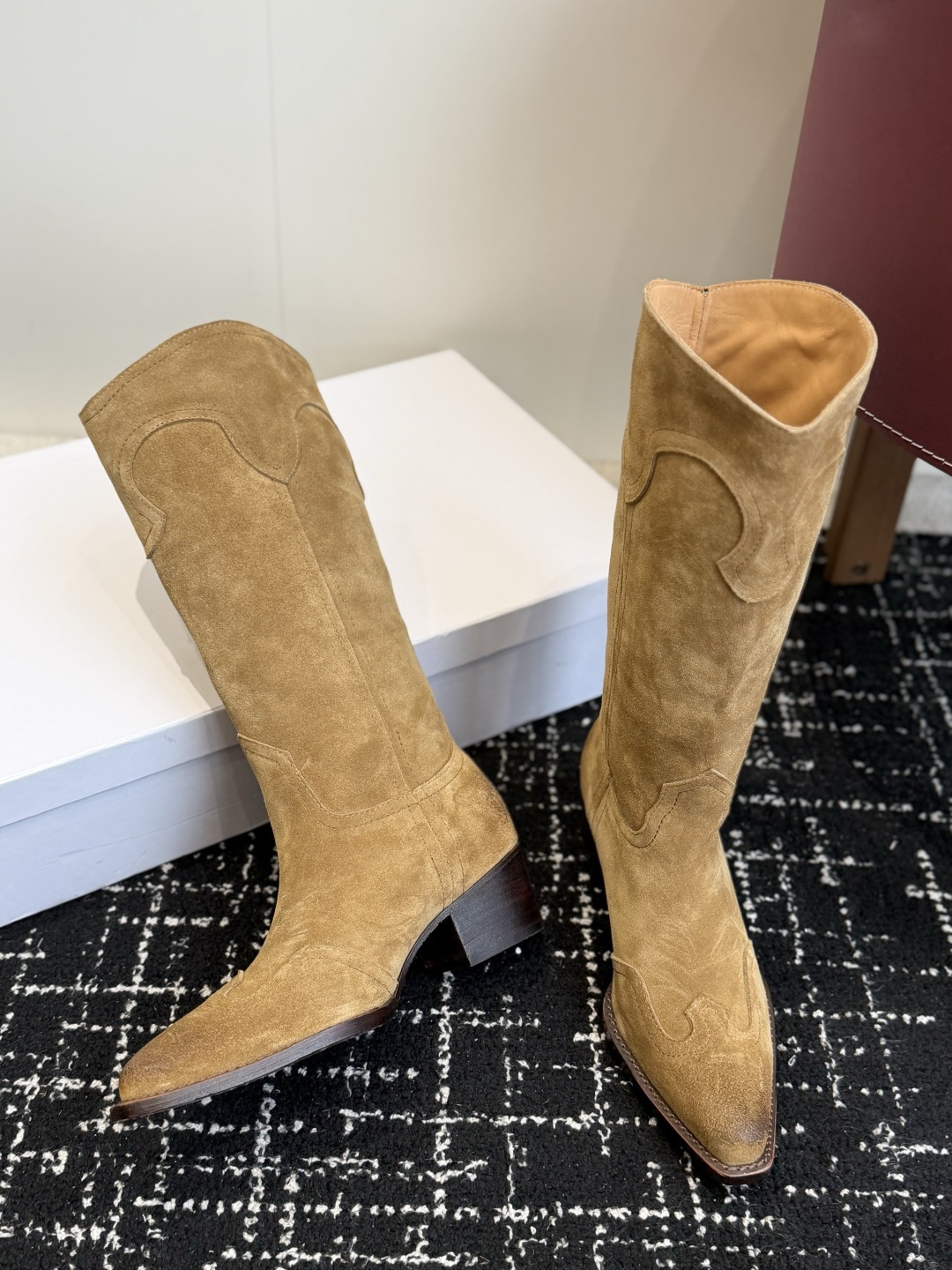 代购级 Celine 赛琳 26ss秋冬新品 复古粗跟 切尔西 尖头 长靴 高靴 骑士靴 塞琳这一季好看的款式真的是很多 代购级 Celine 赛琳 26ss秋冬新品 复古粗跟 切尔西 尖头 长靴 高靴 骑士靴 塞琳这一季好看的款式真的是很多