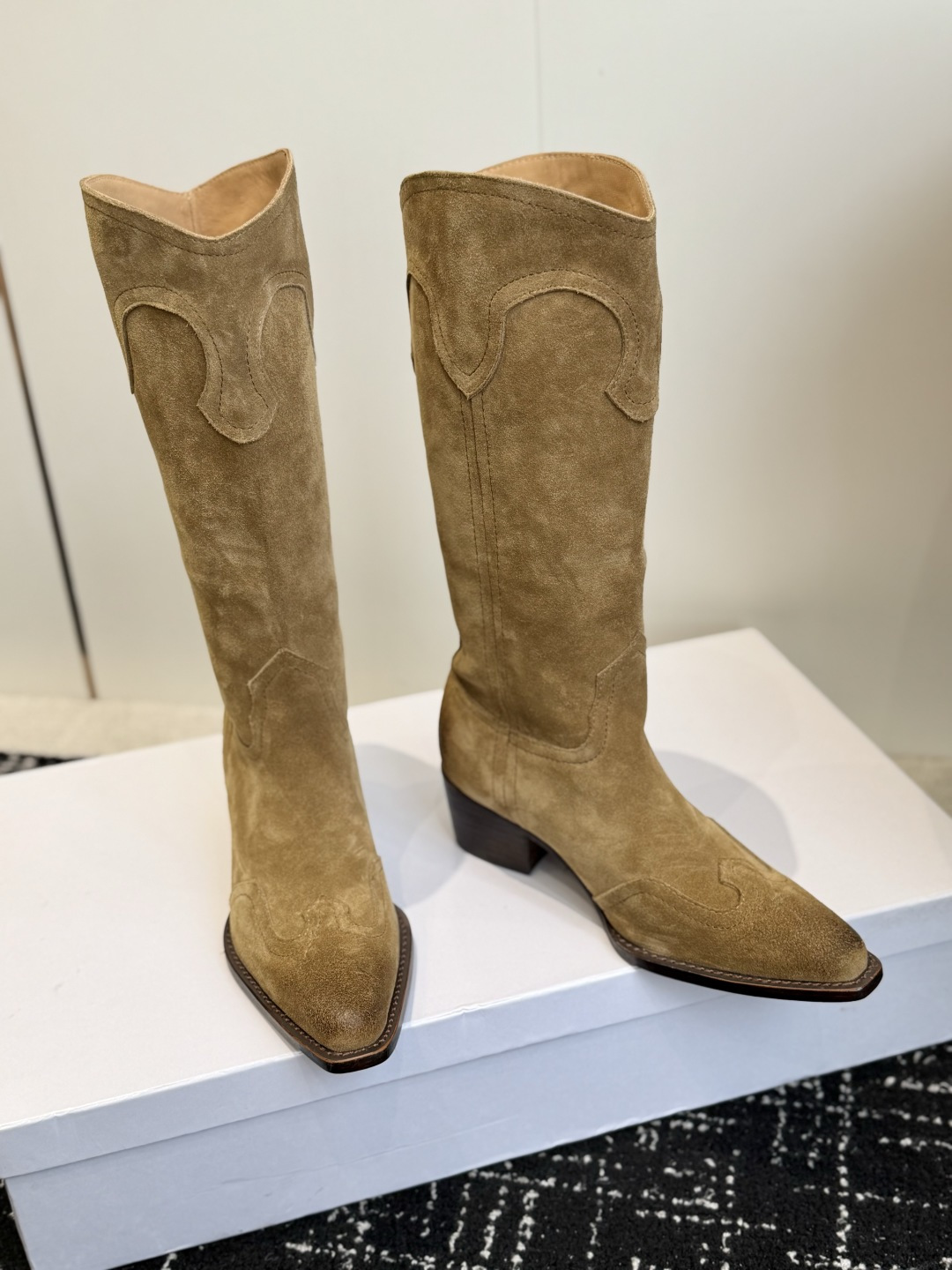 代购级 Celine 赛琳 26ss秋冬新品 复古粗跟 切尔西 尖头 长靴 高靴 骑士靴 塞琳这一季好看的款式真的是很多 代购级 Celine 赛琳 26ss秋冬新品 复古粗跟 切尔西 尖头 长靴 高靴 骑士靴 塞琳这一季好看的款式真的是很多