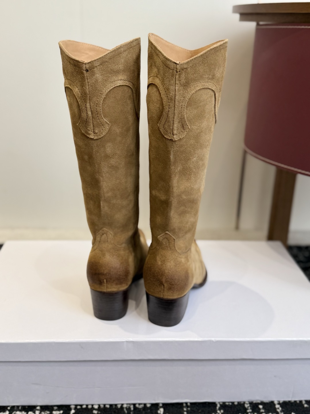 代购级 Celine 赛琳 26ss秋冬新品 复古粗跟 切尔西 尖头 长靴 高靴 骑士靴 塞琳这一季好看的款式真的是很多 代购级 Celine 赛琳 26ss秋冬新品 复古粗跟 切尔西 尖头 长靴 高靴 骑士靴 塞琳这一季好看的款式真的是很多
