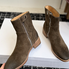 代购级短靴 Celine 赛琳 26ss秋冬新品 粗跟 短靴 塞琳这一季好看的款式真的是很多 比如这款军靴就很机车风 代购级短靴 Celine 赛琳 26ss秋冬新品 粗跟 短靴 塞琳这一季好看的款式真的是很多 比如这款军靴就很机车风