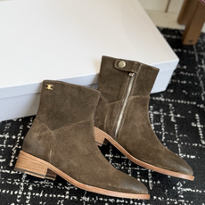代购级短靴 Celine 赛琳 26ss秋冬新品 粗跟 短靴 塞琳这一季好看的款式真的是很多 比如这款军靴就很机车风 代购级短靴 Celine 赛琳 26ss秋冬新品 粗跟 短靴 塞琳这一季好看的款式真的是很多 比如这款军靴就很机车风