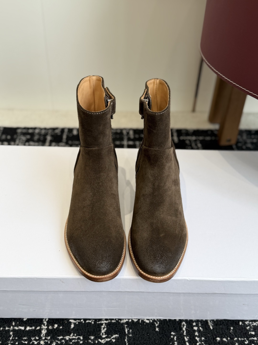 代购级短靴 Celine 赛琳 26ss秋冬新品 粗跟 短靴 塞琳这一季好看的款式真的是很多 比如这款军靴就很机车风  