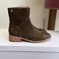 代购级短靴 Celine 赛琳 26ss秋冬新品 粗跟 短靴 塞琳这一季好看的款式真的是很多 比如这款军靴就很机车风 代购级短靴 Celine 赛琳 26ss秋冬新品 粗跟 短靴 塞琳这一季好看的款式真的是很多 比如这款军靴就很机车风