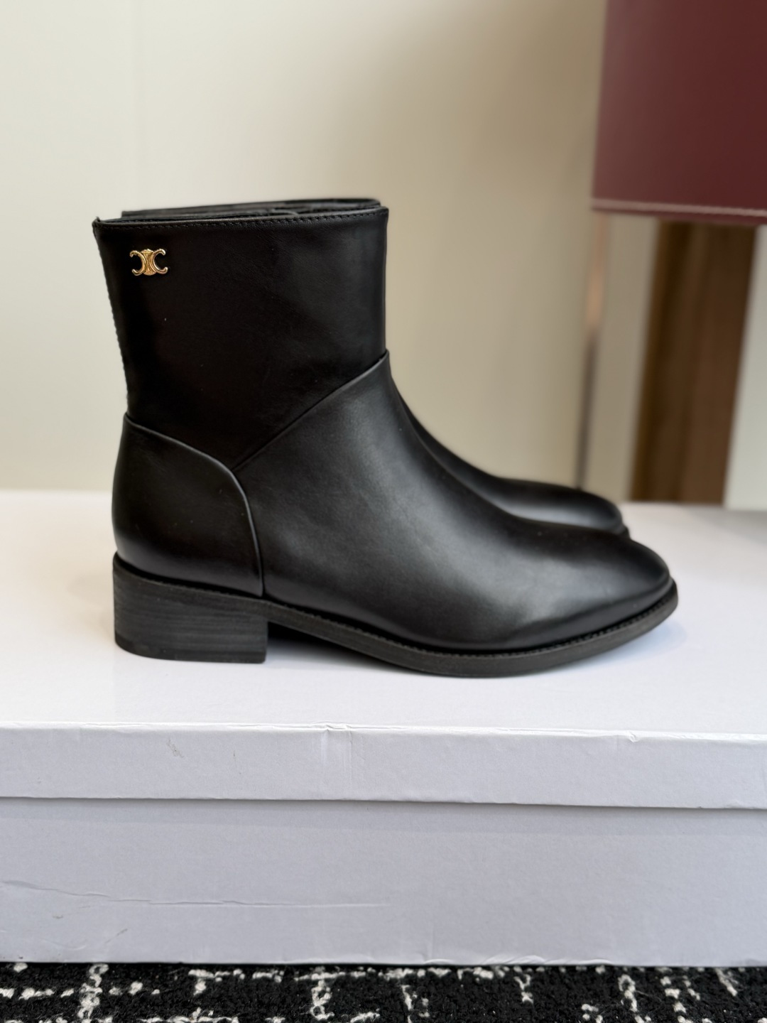 代购级短靴（黑皮） Celine 赛琳 26ss秋冬新品 粗跟 短靴 塞琳这一季好看的款式真的是很多 比如这款军靴就很机