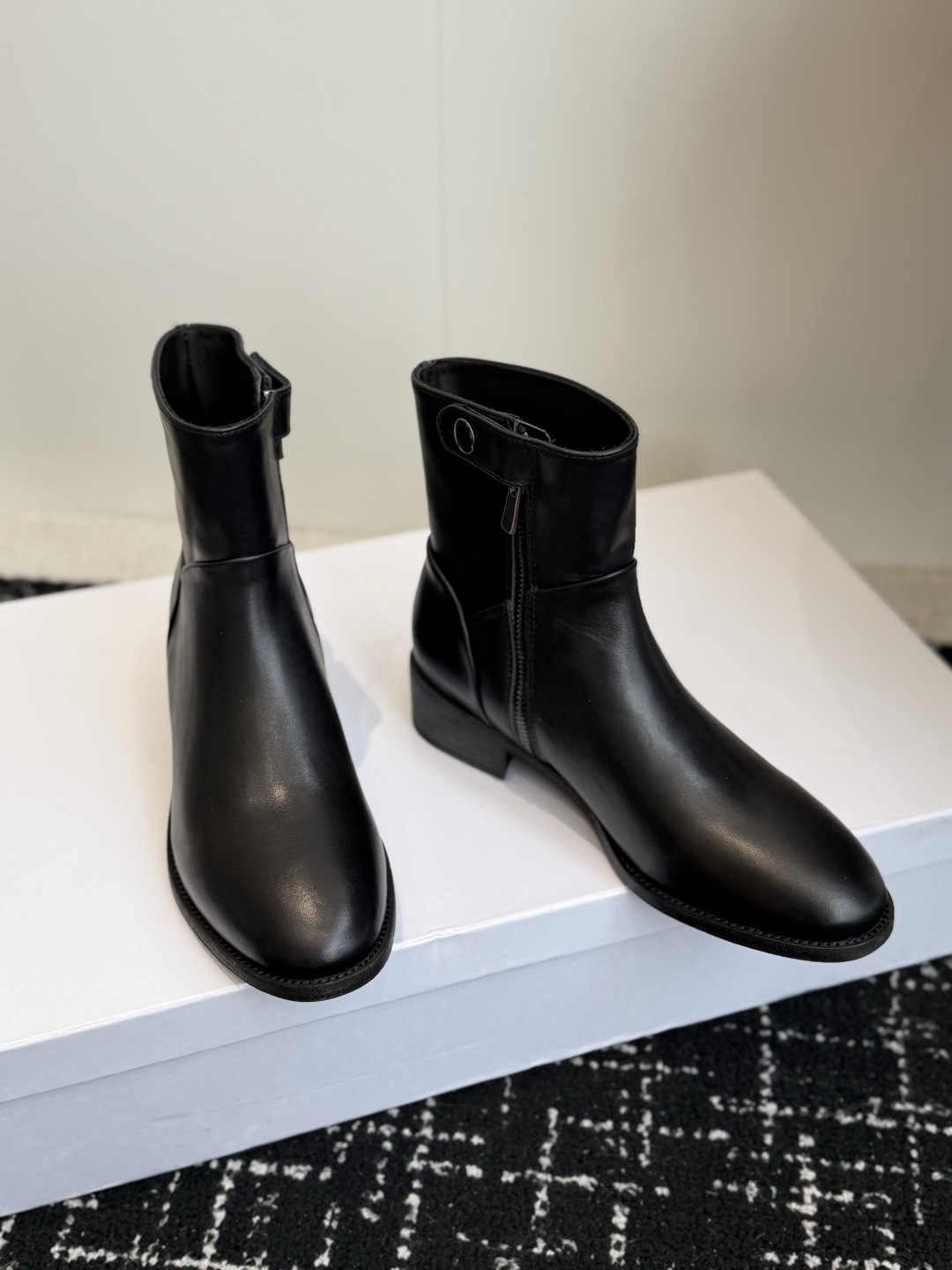 代购级短靴（黑皮） Celine 赛琳 26ss秋冬新品 粗跟 短靴 塞琳这一季好看的款式真的是很多 比如这款军靴就很机