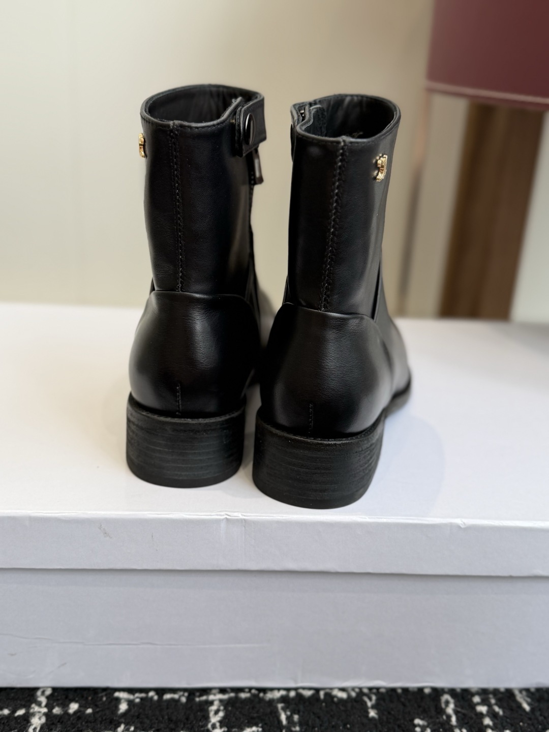 代购级短靴（黑皮） Celine 赛琳 26ss秋冬新品 粗跟 短靴 塞琳这一季好看的款式真的是很多 比如这款军靴就很机
