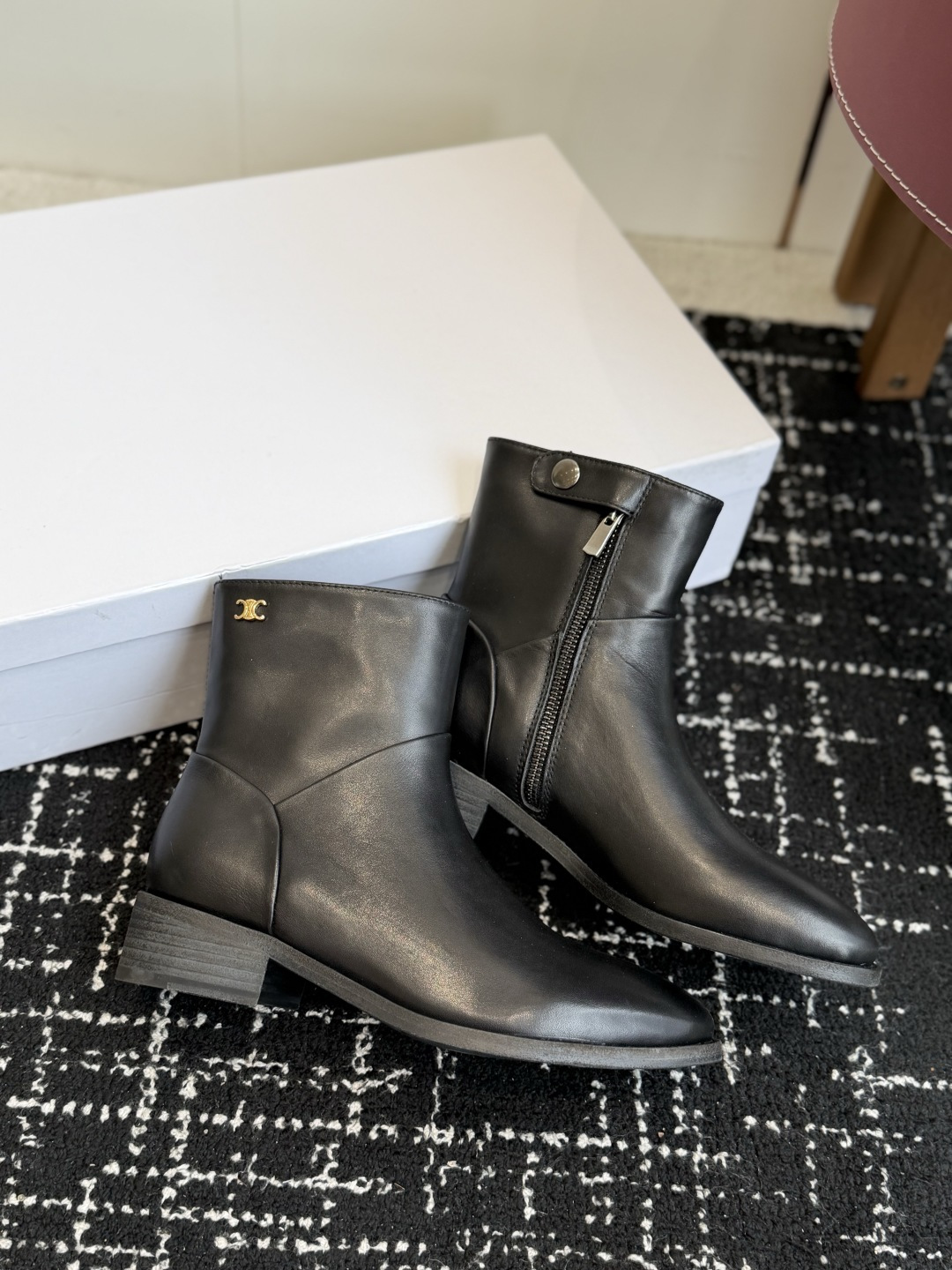 代购级短靴（黑皮） Celine 赛琳 26ss秋冬新品 粗跟 短靴 塞琳这一季好看的款式真的是很多 比如这款军靴就很机