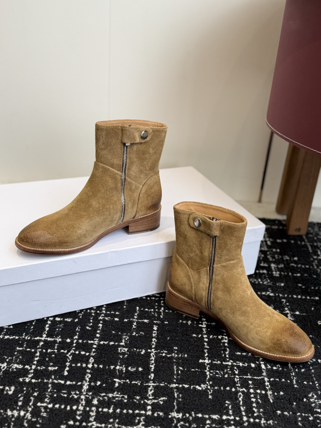 代购级短靴 Celine 赛琳 26ss秋冬新品 粗跟 短靴 塞琳这一季好看的款式真的是很多 比如这款军靴就很机车风 代购级短靴 Celine 赛琳 26ss秋冬新品 粗跟 短靴 塞琳这一季好看的款式真的是很多 比如这款军靴就很机车风