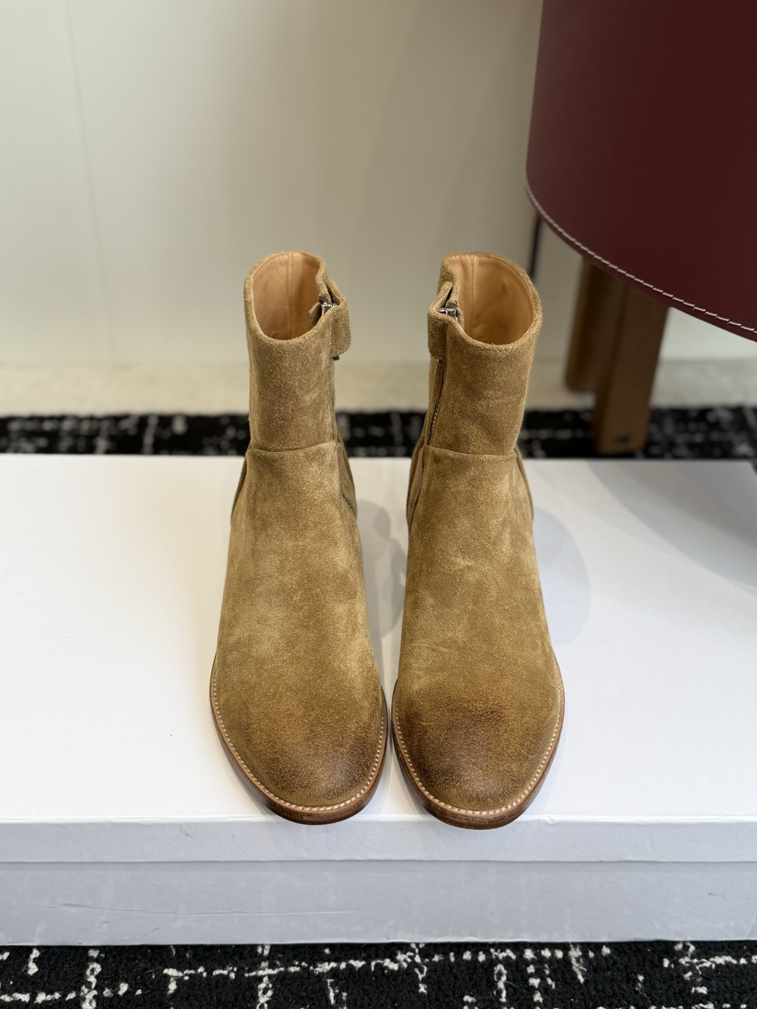 代购级短靴 Celine 赛琳 26ss秋冬新品 粗跟 短靴 塞琳这一季好看的款式真的是很多 比如这款军靴就很机车风  