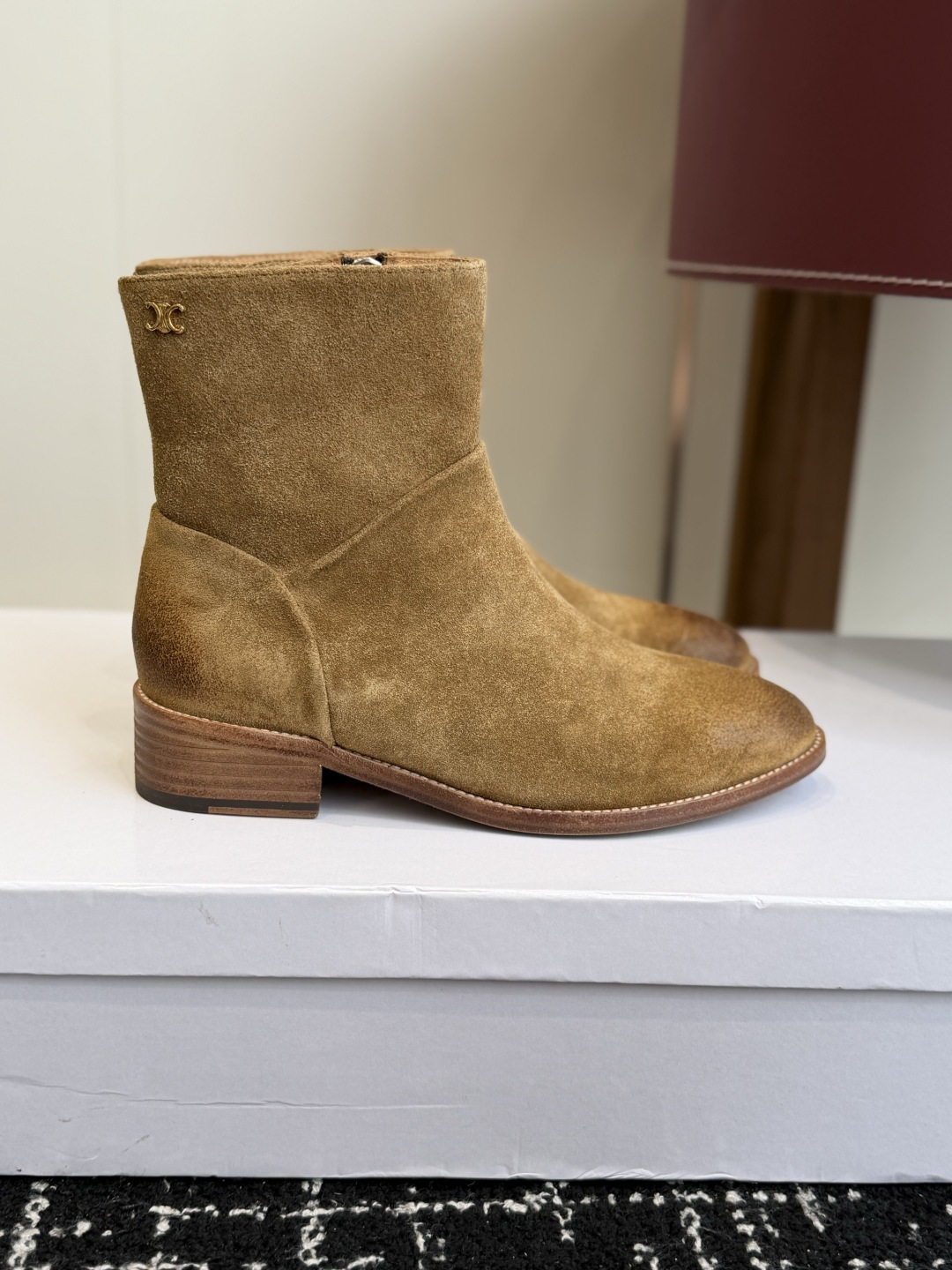 代购级短靴 Celine 赛琳 26ss秋冬新品 粗跟 短靴 塞琳这一季好看的款式真的是很多 比如这款军靴就很机车风 代购级短靴 Celine 赛琳 26ss秋冬新品 粗跟 短靴 塞琳这一季好看的款式真的是很多 比如这款军靴就很机车风