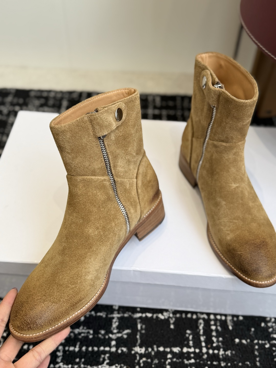 代购级短靴 Celine 赛琳 26ss秋冬新品 粗跟 短靴 塞琳这一季好看的款式真的是很多 比如这款军靴就很机车风 代购级短靴 Celine 赛琳 26ss秋冬新品 粗跟 短靴 塞琳这一季好看的款式真的是很多 比如这款军靴就很机车风