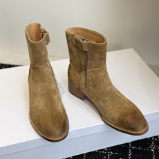 代购级短靴 Celine 赛琳 26ss秋冬新品 粗跟 短靴 塞琳这一季好看的款式真的是很多 比如这款军靴就很机车风 代购级短靴 Celine 赛琳 26ss秋冬新品 粗跟 短靴 塞琳这一季好看的款式真的是很多 比如这款军靴就很机车风