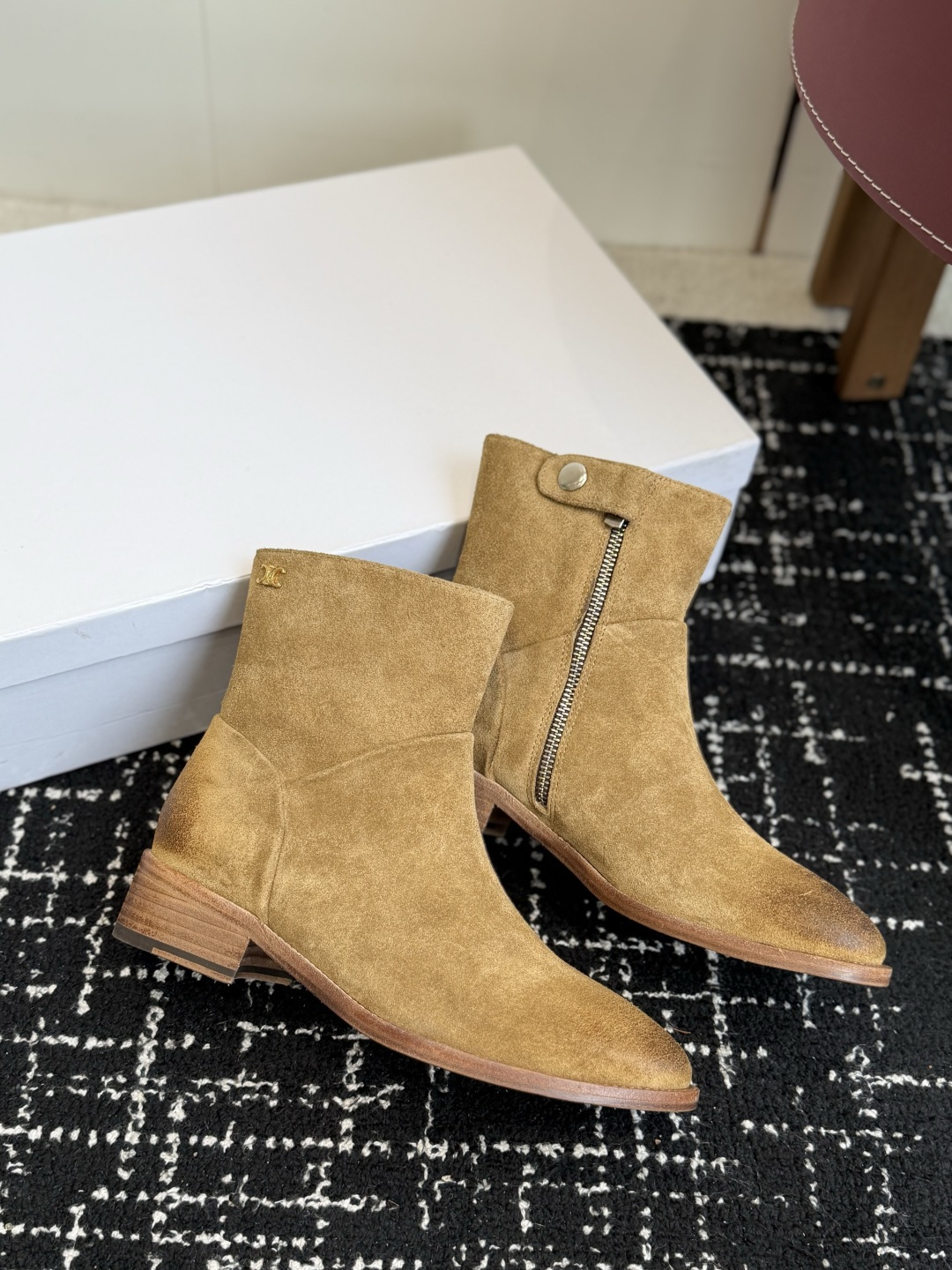 代购级短靴 Celine 赛琳 26ss秋冬新品 粗跟 短靴 塞琳这一季好看的款式真的是很多 比如这款军靴就很机车风 代购级短靴 Celine 赛琳 26ss秋冬新品 粗跟 短靴 塞琳这一季好看的款式真的是很多 比如这款军靴就很机车风