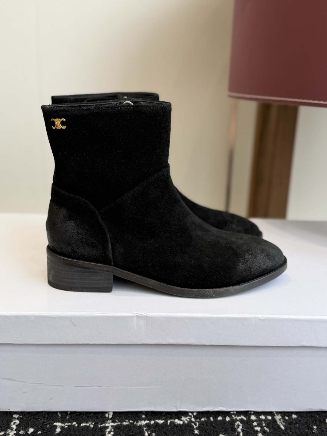 代购级短靴 Celine 赛琳 26ss秋冬新品 粗跟 短靴 塞琳这一季好看的款式真的是很多 比如这款军靴就很机车风  