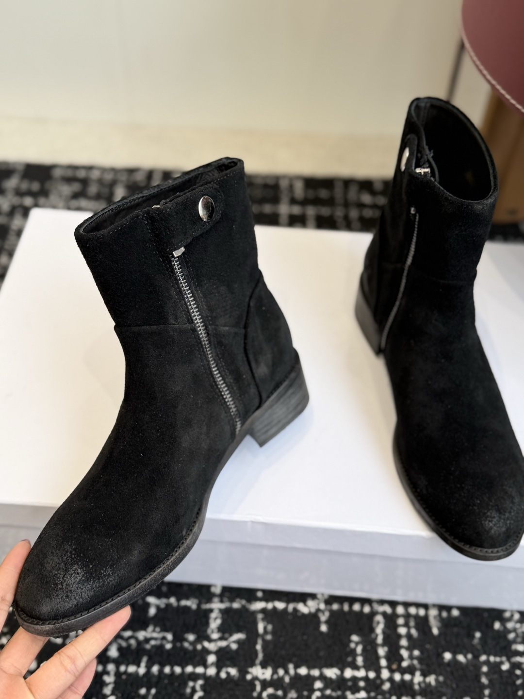 代购级短靴 Celine 赛琳 26ss秋冬新品 粗跟 短靴 塞琳这一季好看的款式真的是很多 比如这款军靴就很机车风  