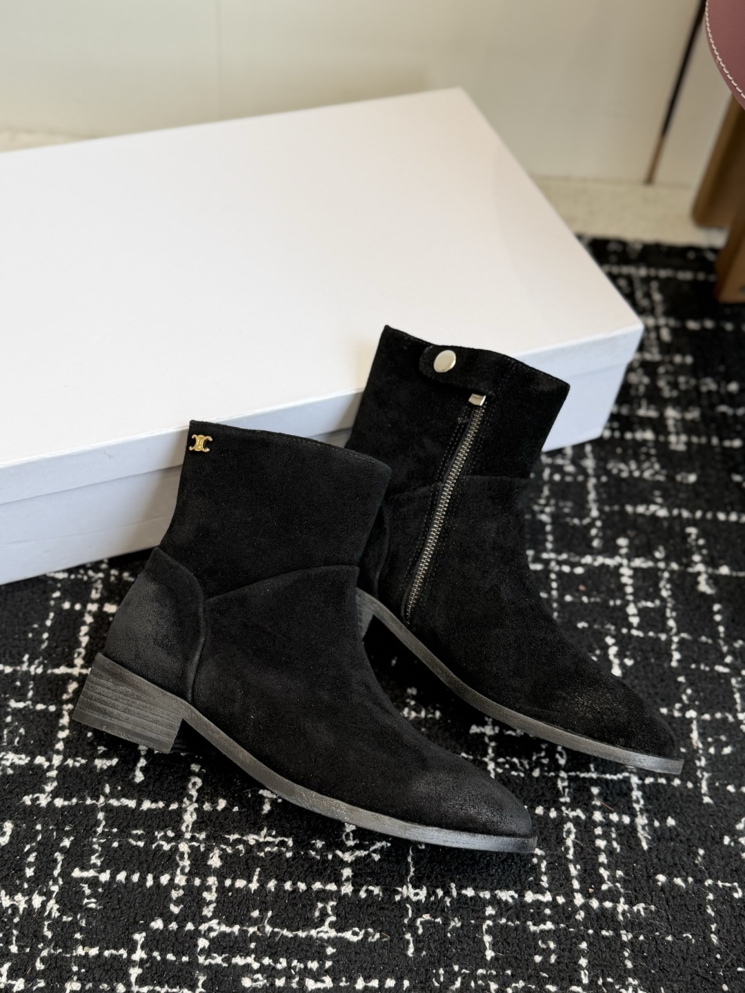 代购级短靴 Celine 赛琳 26ss秋冬新品 粗跟 短靴 塞琳这一季好看的款式真的是很多 比如这款军靴就很机车风  