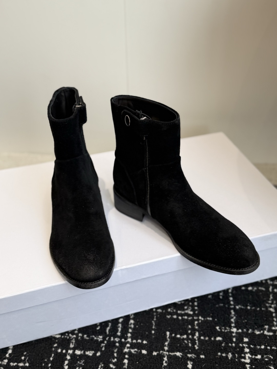 代购级短靴 Celine 赛琳 26ss秋冬新品 粗跟 短靴 塞琳这一季好看的款式真的是很多 比如这款军靴就很机车风  