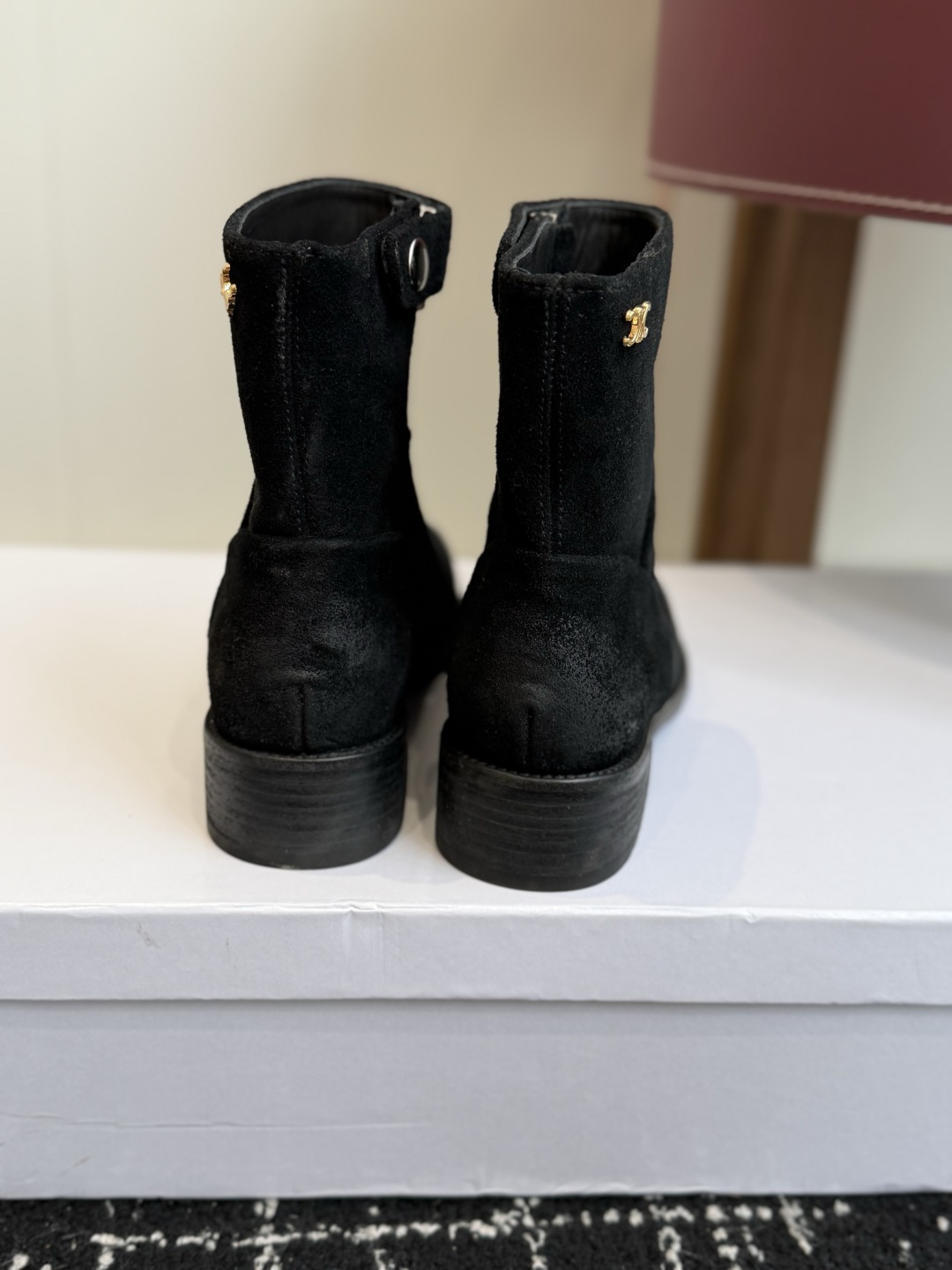 代购级短靴 Celine 赛琳 26ss秋冬新品 粗跟 短靴 塞琳这一季好看的款式真的是很多 比如这款军靴就很机车风  