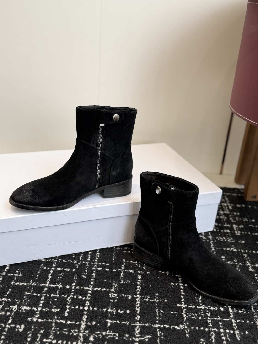 代购级短靴 Celine 赛琳 26ss秋冬新品 粗跟 短靴 塞琳这一季好看的款式真的是很多 比如这款军靴就很机车风  