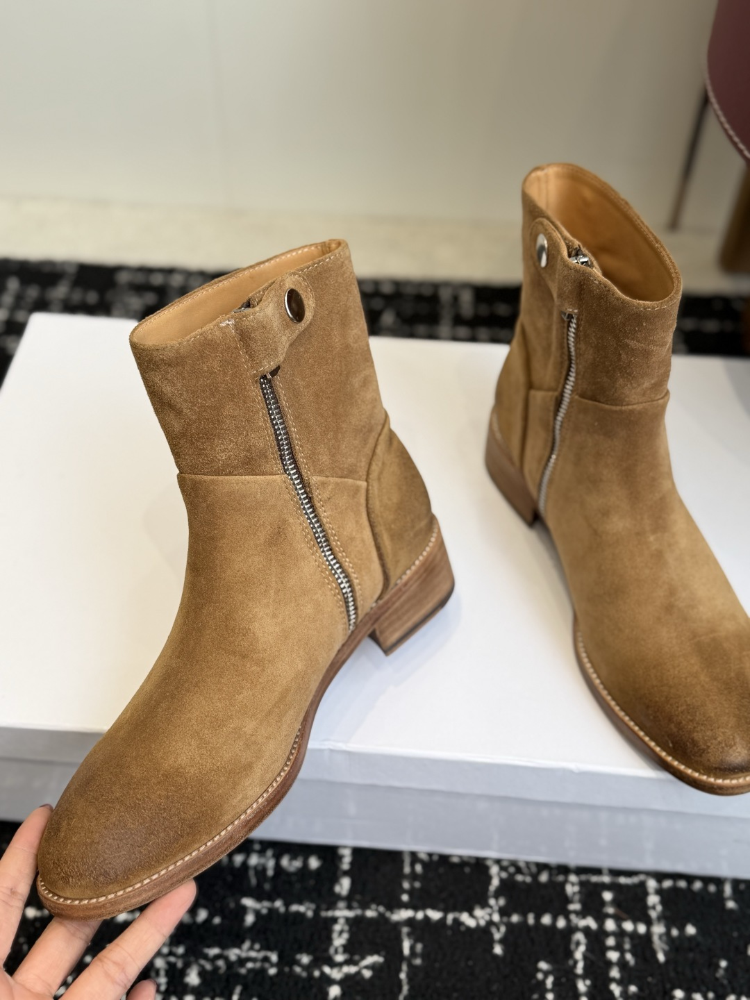 代购级短靴 Celine 赛琳 26ss秋冬新品 粗跟 短靴 塞琳这一季好看的款式真的是很多 比如这款军靴就很机车风  