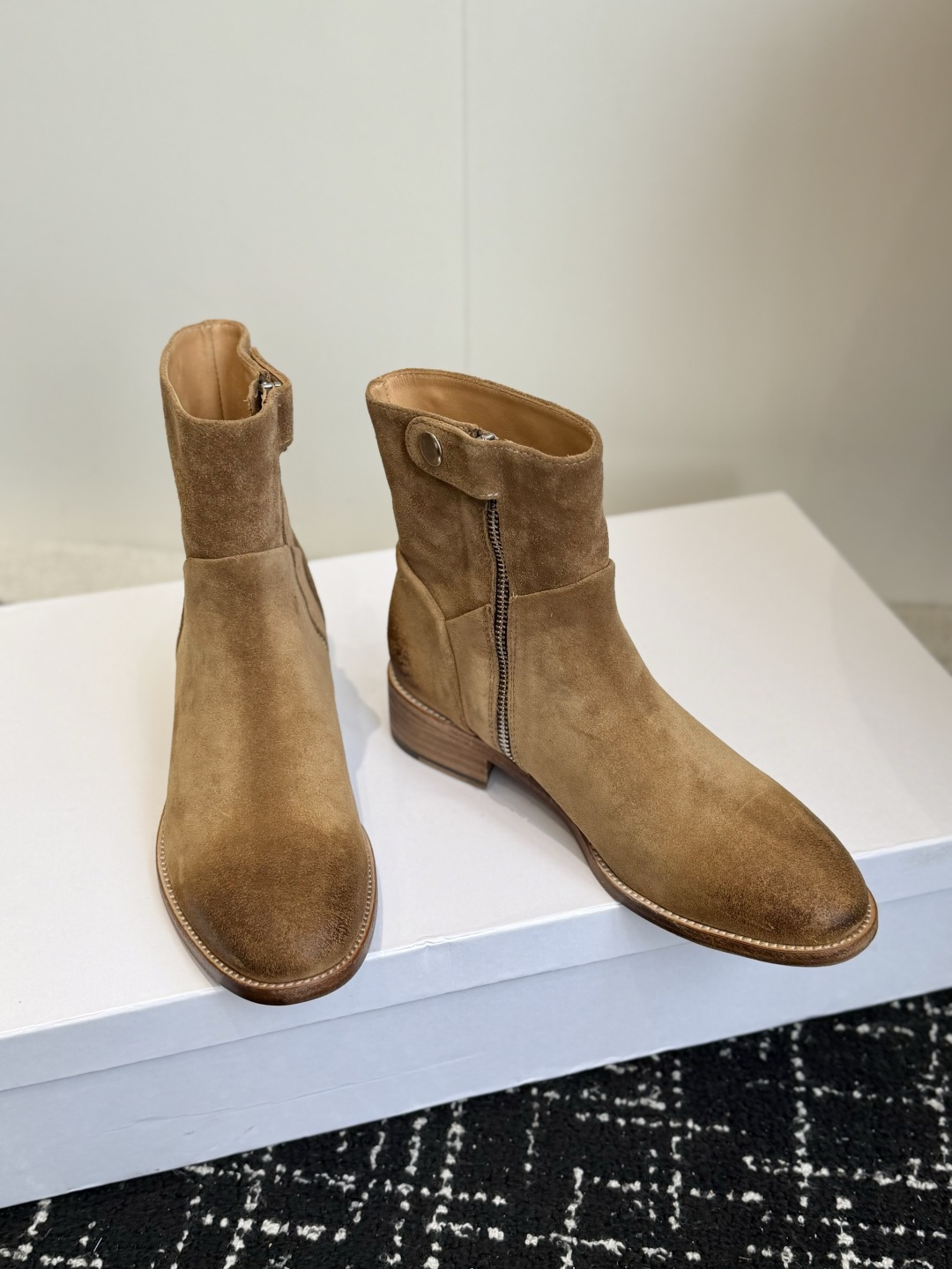 代购级短靴 Celine 赛琳 26ss秋冬新品 粗跟 短靴 塞琳这一季好看的款式真的是很多 比如这款军靴就很机车风  