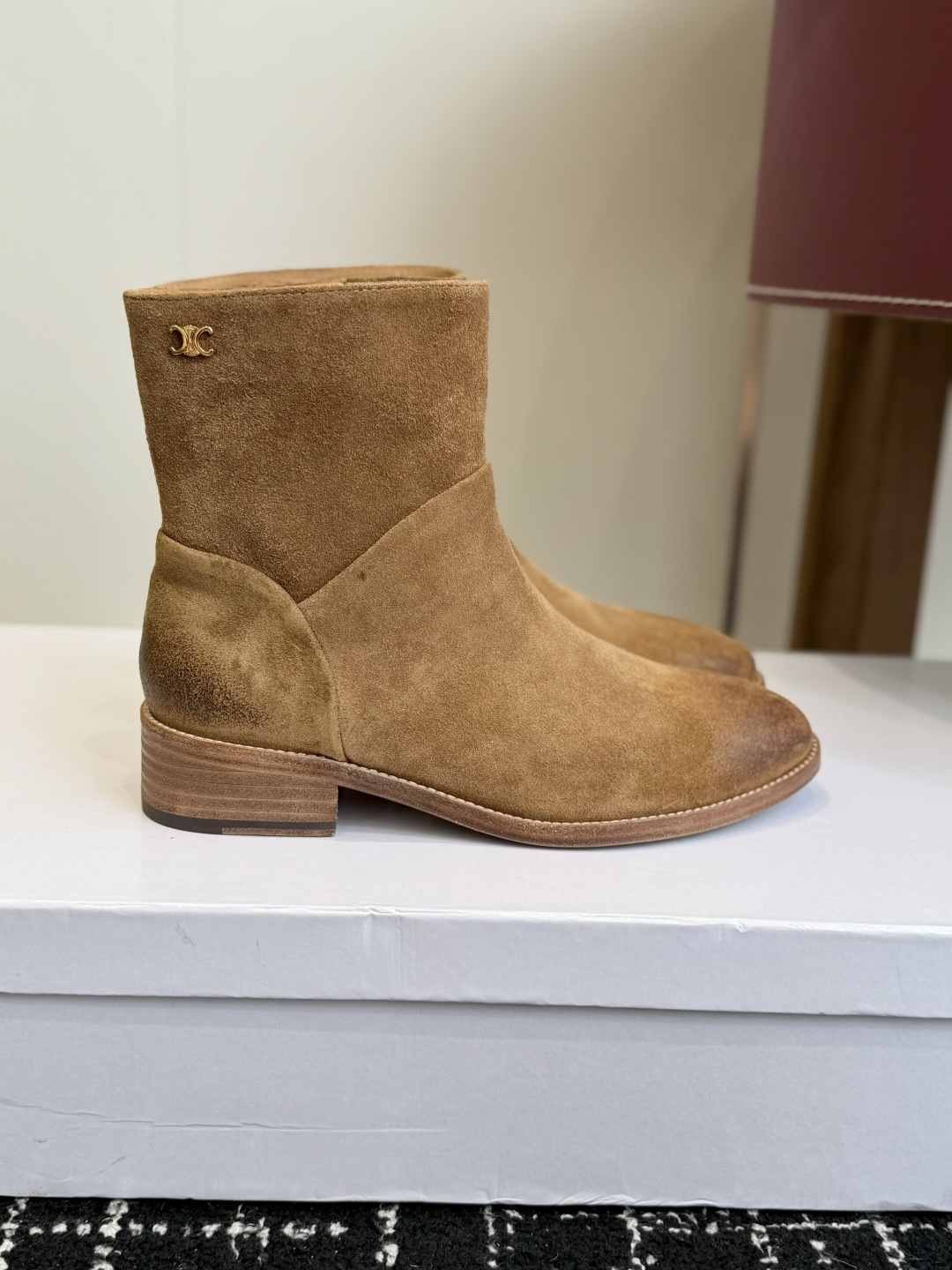 代购级短靴 Celine 赛琳 26ss秋冬新品 粗跟 短靴 塞琳这一季好看的款式真的是很多 比如这款军靴就很机车风  