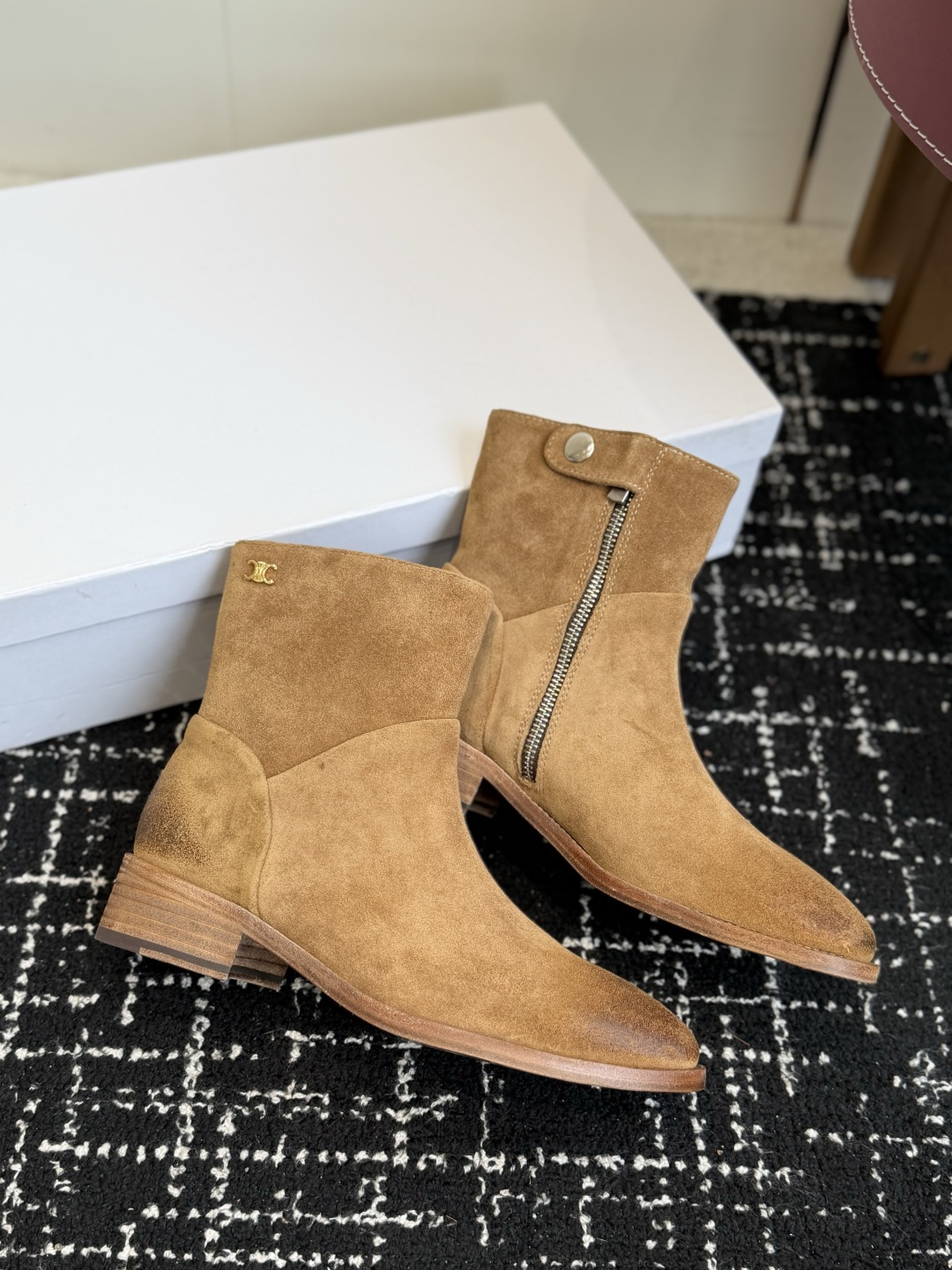 代购级短靴 Celine 赛琳 26ss秋冬新品 粗跟 短靴 塞琳这一季好看的款式真的是很多 比如这款军靴就很机车风  