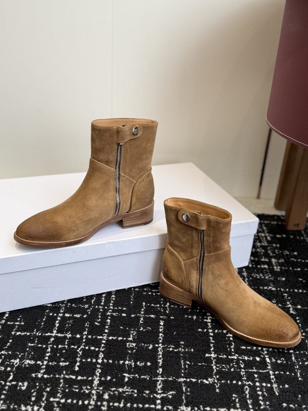 代购级短靴 Celine 赛琳 26ss秋冬新品 粗跟 短靴 塞琳这一季好看的款式真的是很多 比如这款军靴就很机车风  