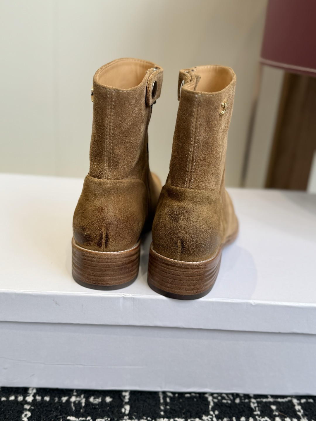 代购级短靴 Celine 赛琳 26ss秋冬新品 粗跟 短靴 塞琳这一季好看的款式真的是很多 比如这款军靴就很机车风  