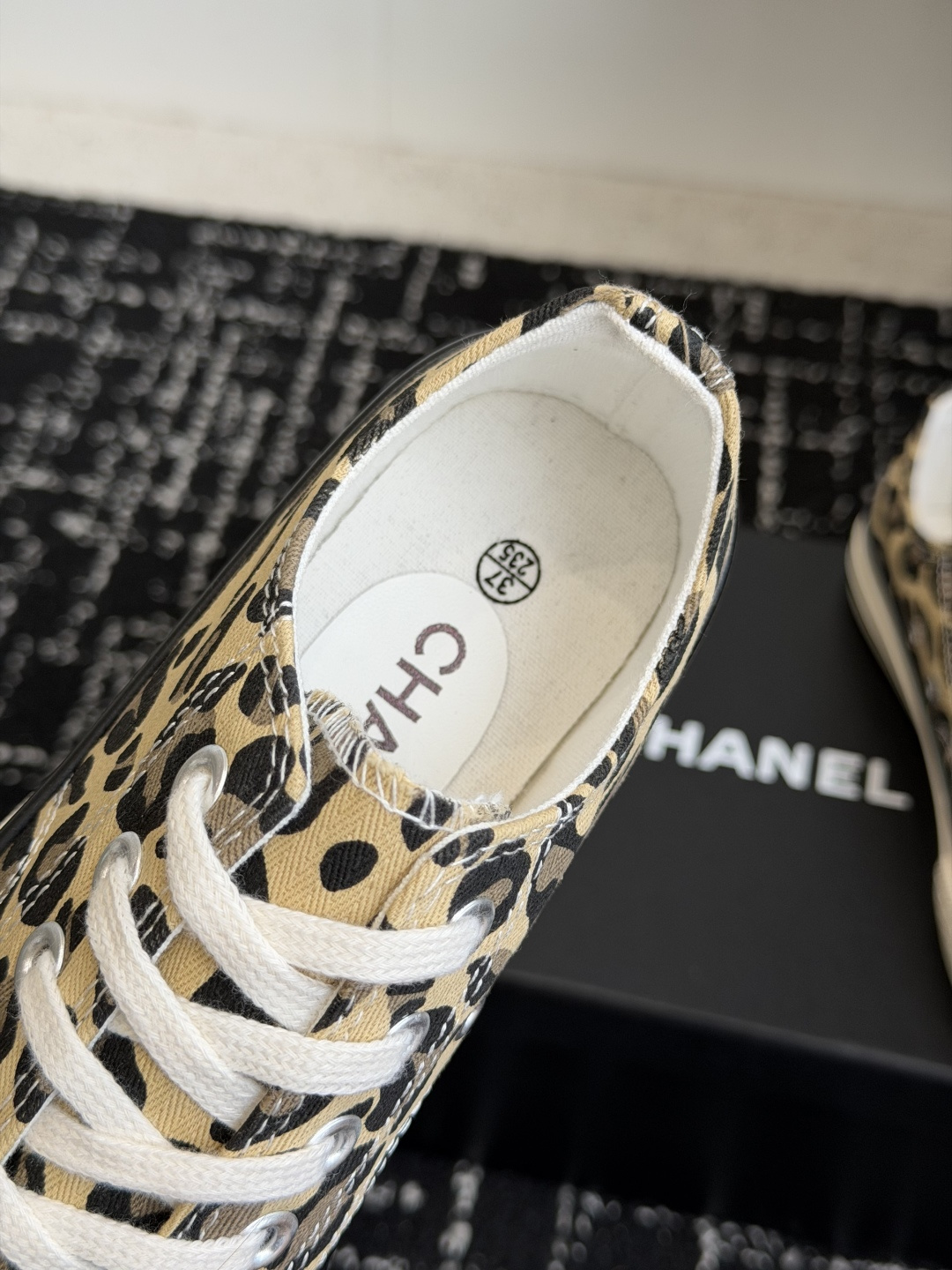 代购级Chanel香奈儿26ss 休闲豹纹帆布鞋  这款经典设计 鞋面简洁豹纹的风格 多元化混搭非常好看百搭，休闲，时尚