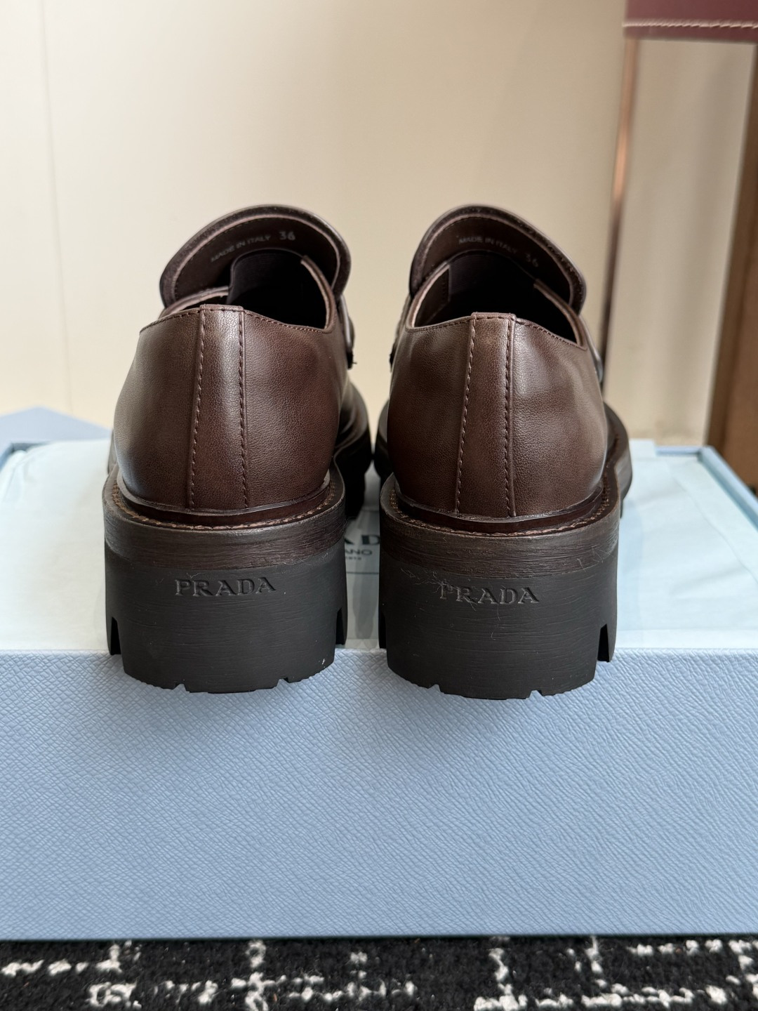 代购级 Prada普拉达 26ss 秋冬 厚底乐福鞋 时尚厚底休闲乐福鞋 独到味道,人人都爱也轻松驾驭 每年都会爆 代购级 Prada普拉达 26ss 秋冬 厚底乐福鞋 时尚厚底休闲乐福鞋 独到味道,人人都爱也轻松驾驭 每年都会爆