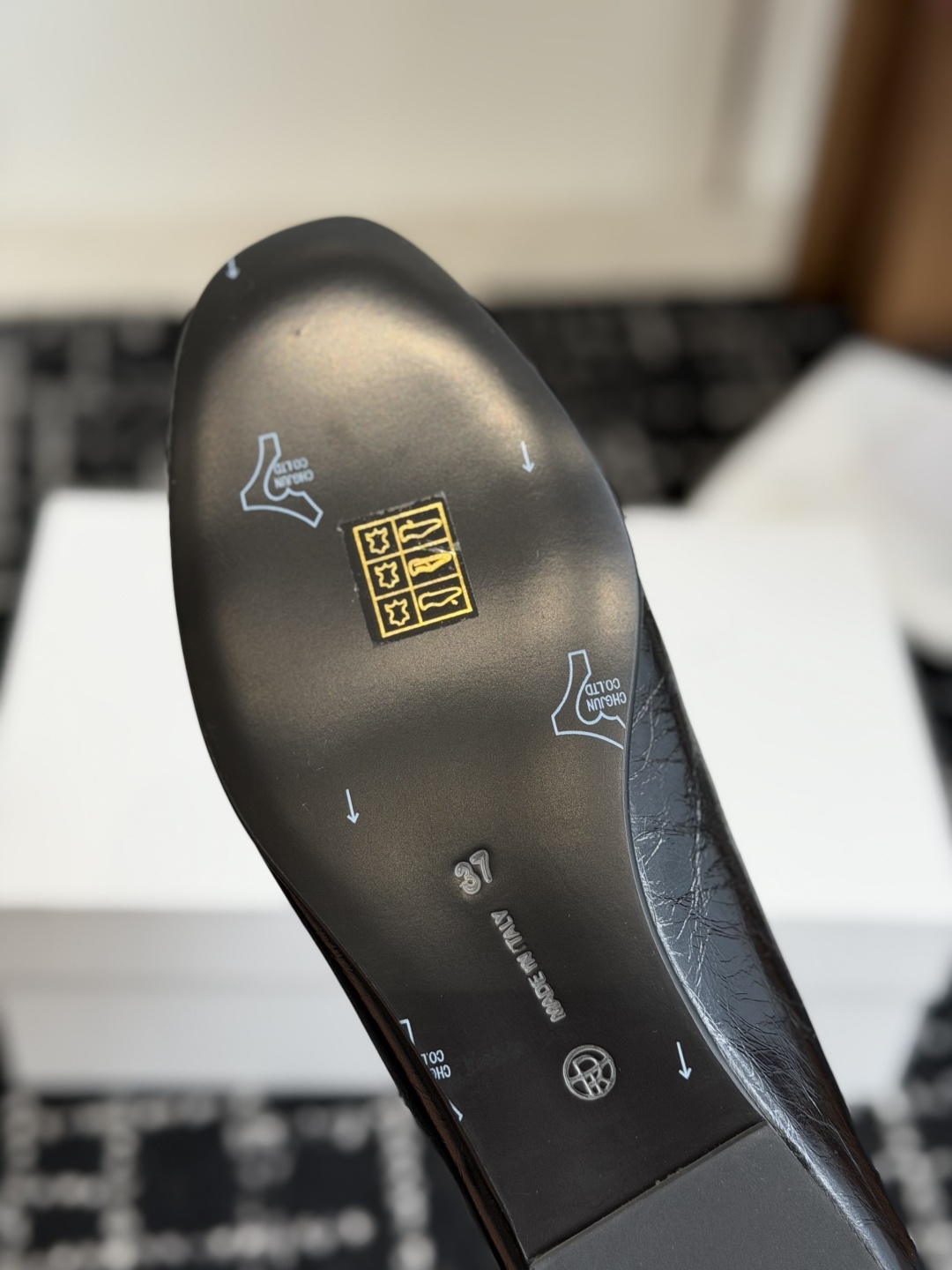 东莞代购级 The Row 26ss 新款 乐福鞋 单鞋 第一眼看到这个鞋子就爱上了，带点复古味随意搭配都好看！ 各大网